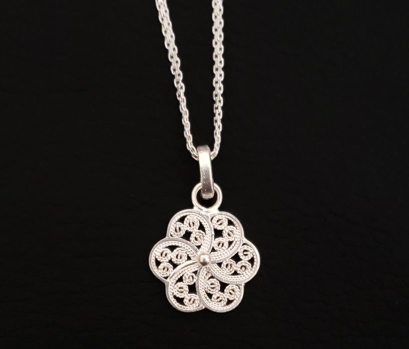 Dije circular espiral pequeño en plata